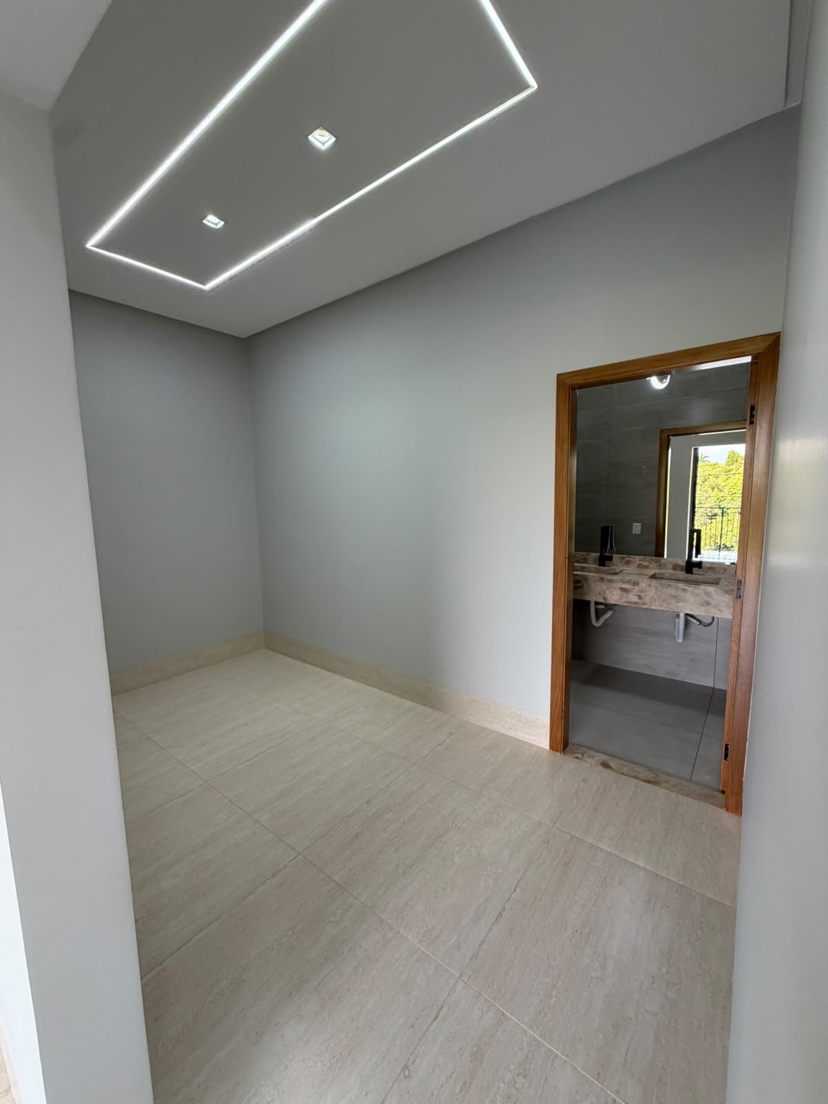 Espaço para closet da suíte principal, com piso em porcelanato marmorizado